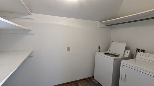 Building Photo - Duplex with in-unit laundry