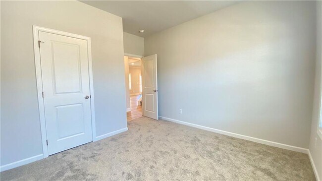Building Photo - 4612 Silver Oak Dr SW
