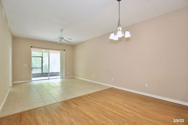 Building Photo - Premier 2/2 Spacious Condo with a Screened...