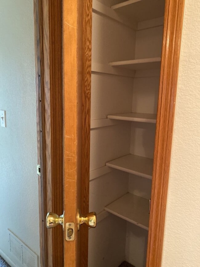 Building Photo - 610 S Whitcomb St