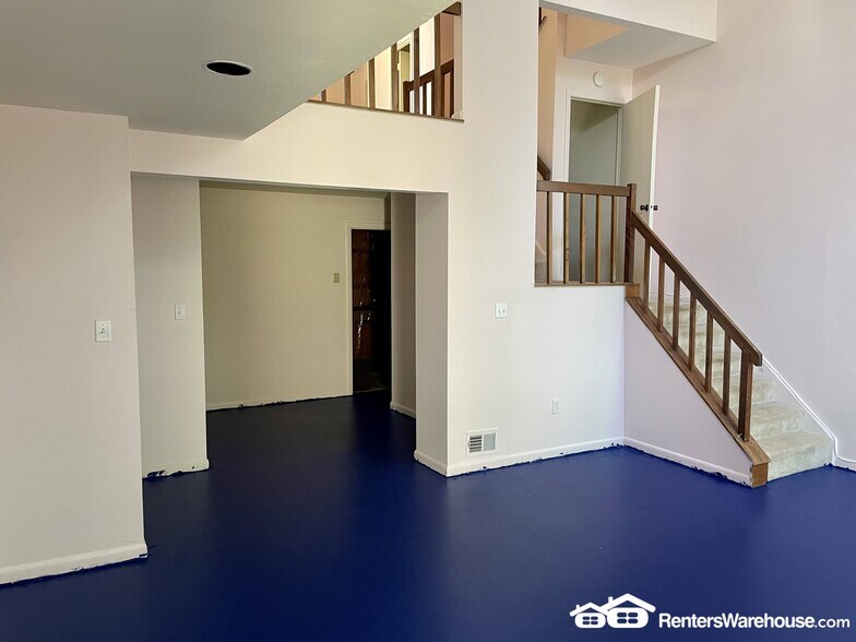 Building Photo - 9923 Valley Park Dr