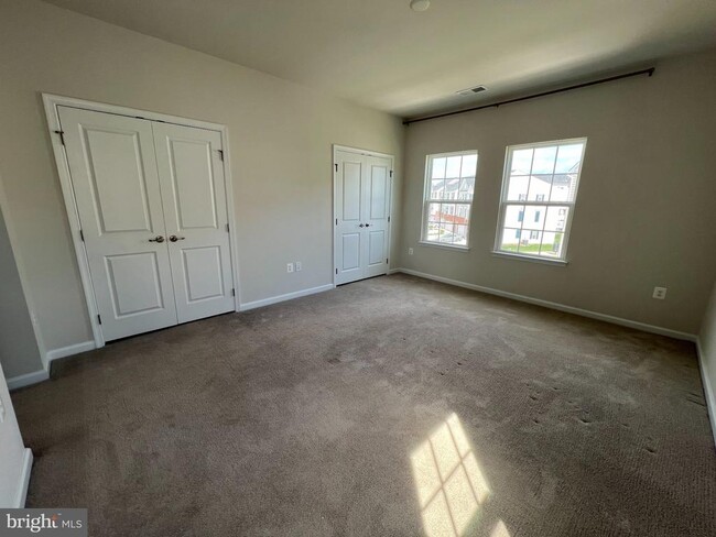 Building Photo - 526 River Crest Way