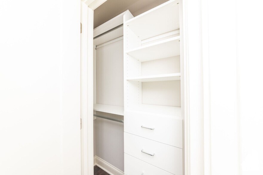 Building Photo - 632 W Wrightwood Ave