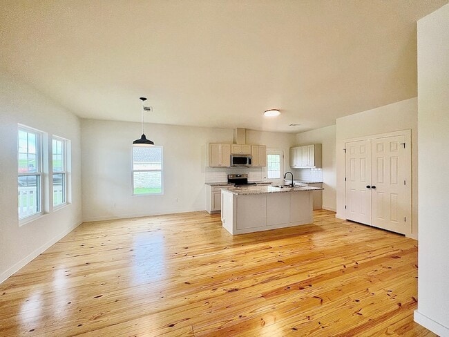 Building Photo - 228 N Dixie St