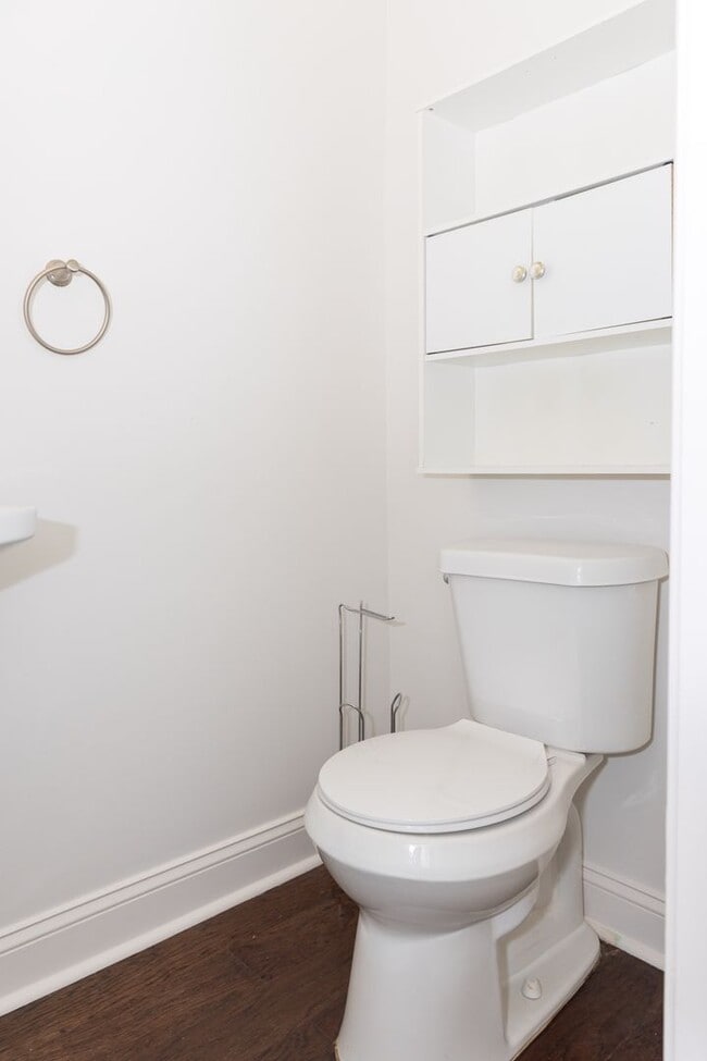 Building Photo - Spacious 4/3.5 w/ Master on Main and Fully...