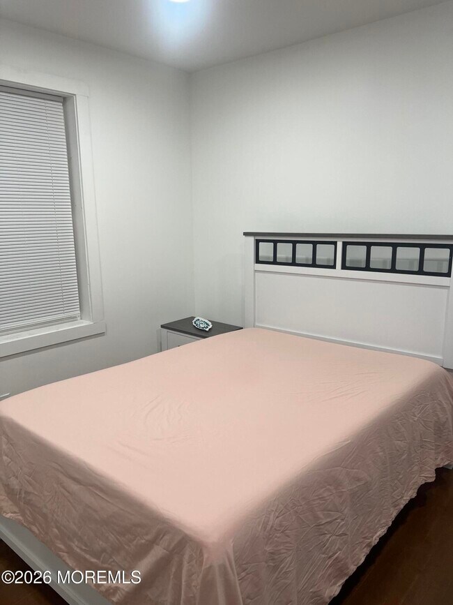 Building Photo - 922 4th Ave