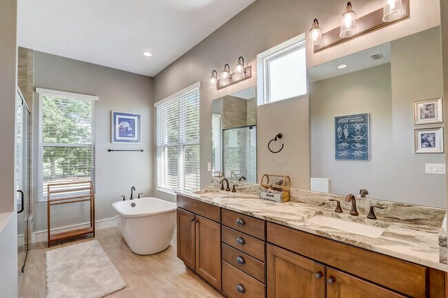 Building Photo - 10613 White Oak Dr