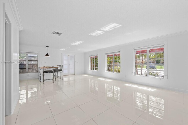 Building Photo - 1545 Miami Rd