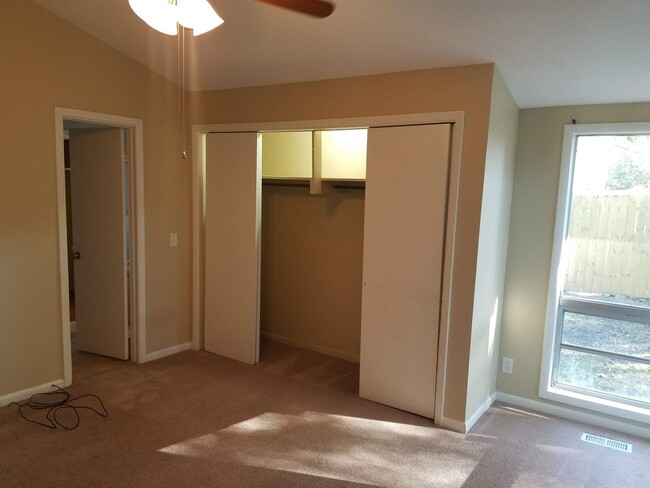 Building Photo - Charming 3BD/2BA Two-Story Home with Pictu...