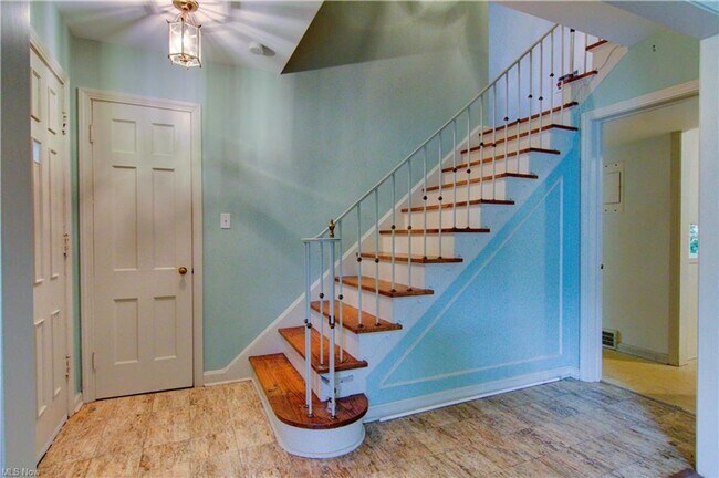 Building Photo - 4 Bed 3.5 Bath in Cleveland Heights - You Don't Want To Miss This!