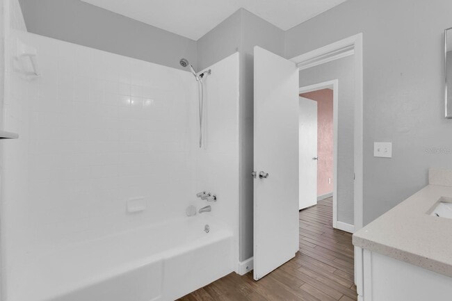Building Photo - 203 Parkwood Ln