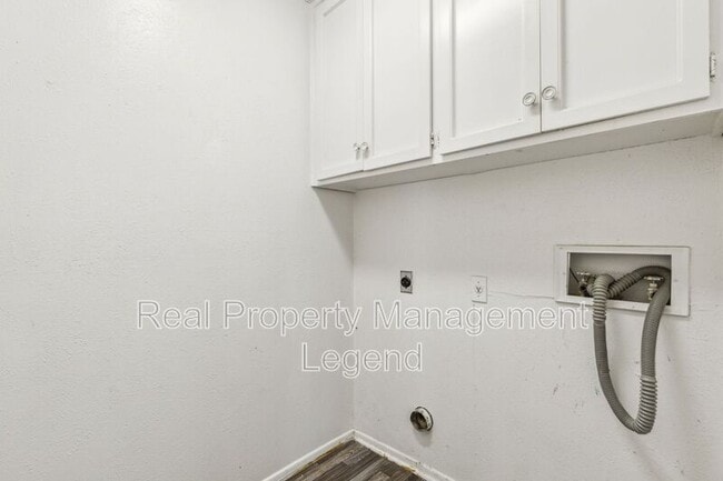 Building Photo - 8236 El Retiro Rd