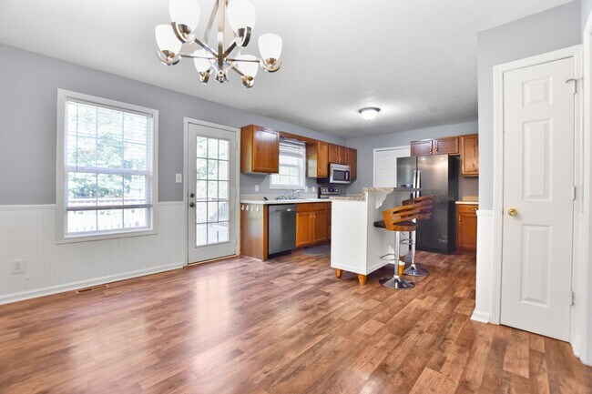 Building Photo - Pet Friendly Three Bedroom!
