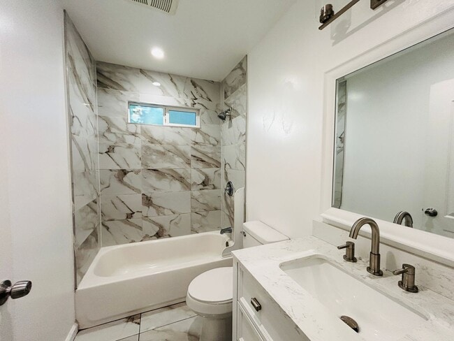 Building Photo - Spacious 6-Bedroom with Private Yard & Parking in Sylmar!