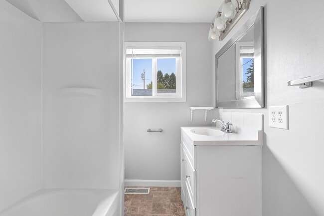 Building Photo - 2 Bedroom, 1 Bathroom Available!