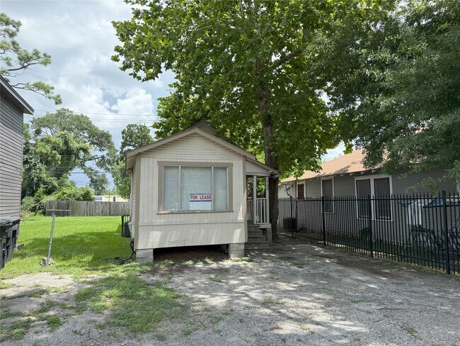 Building Photo - 723-727 W 27th St