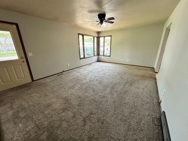 Building Photo - 4 Bedroom House!
