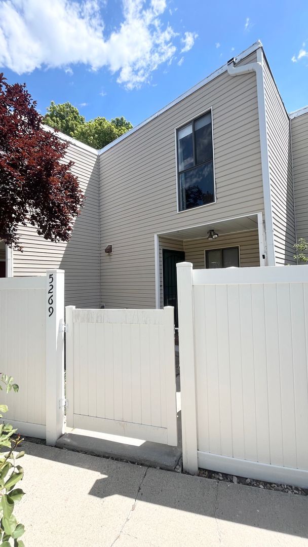 Building Photo - 2 Bedroom/1.5 Bathroom unit in Murray!