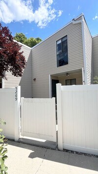 Building Photo - 2 Bedroom/1.5 Bathroom unit in Murray!