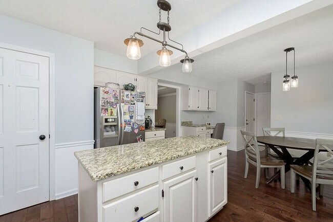 Building Photo - Lovely 4 Bedroom 2 Bath Home in Carmel!