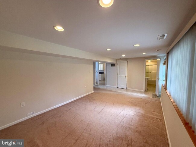 Building Photo - 11 Knollwood Dr