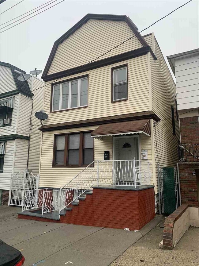 Primary Photo - 160 McAdoo Ave