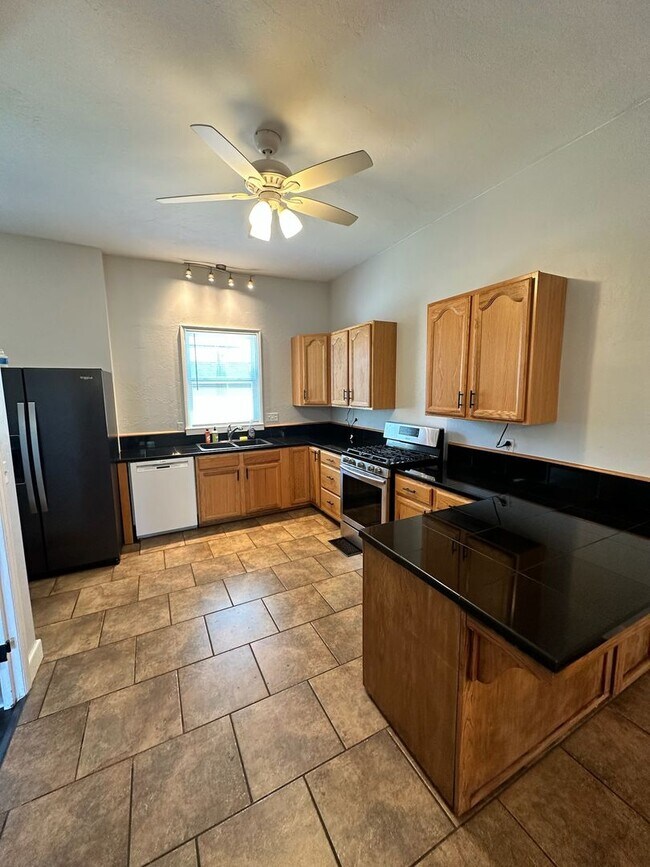 Building Photo - Charming home for rent in Hanford