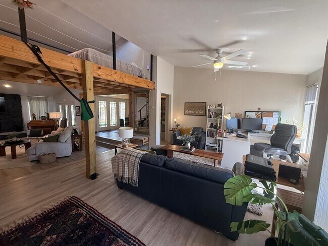 Building Photo - 1925 Bunting Ct