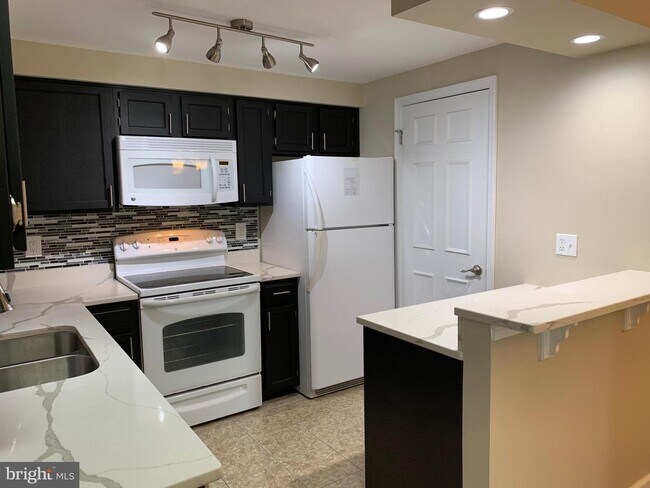 Building Photo - 6084B Essex House Square