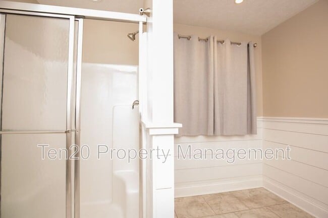 Building Photo - 7032 Robin's Nest Dr