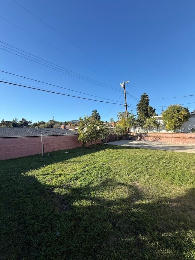 Building Photo - 3 Bedroom 2 Bathroom Granada Hills Home (Main House) Great Location!