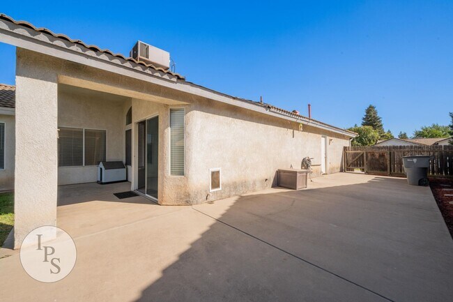 Building Photo - North West Fresno Home, 3BR/2BA, Built 1995 - Lots of Amenities!