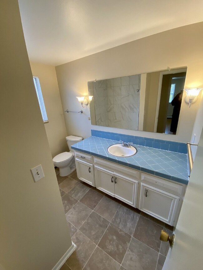 Building Photo - Don't miss out on this 5 bed 2.5 bath hous...