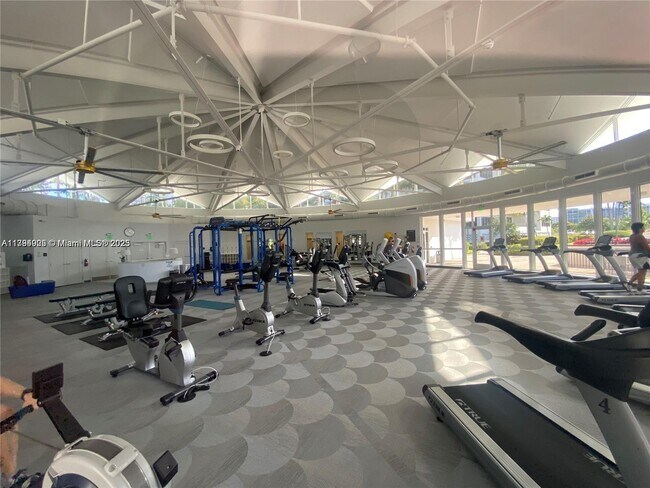 Building Photo - 2500 Parkview Dr