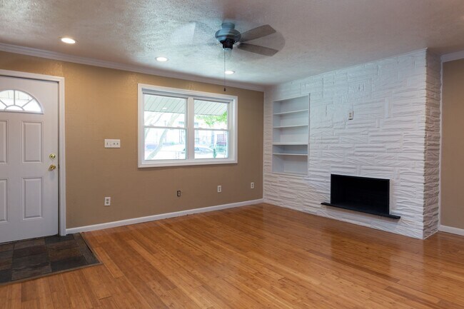 Building Photo - Updated 3BR 3 bath House with off street p...