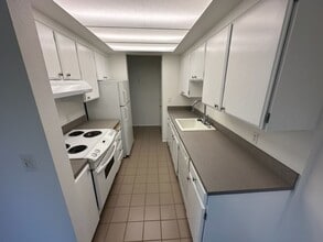 Building Photo - Large Open And Bright 2bd 1.75 Bath Condo in Shoreline!