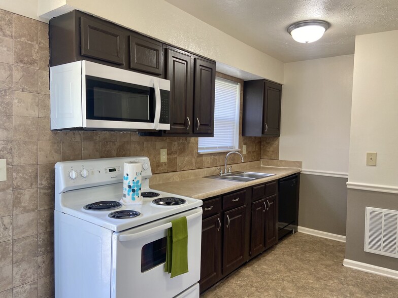 2 Bed 1.5 Bath - The Woods Apartments