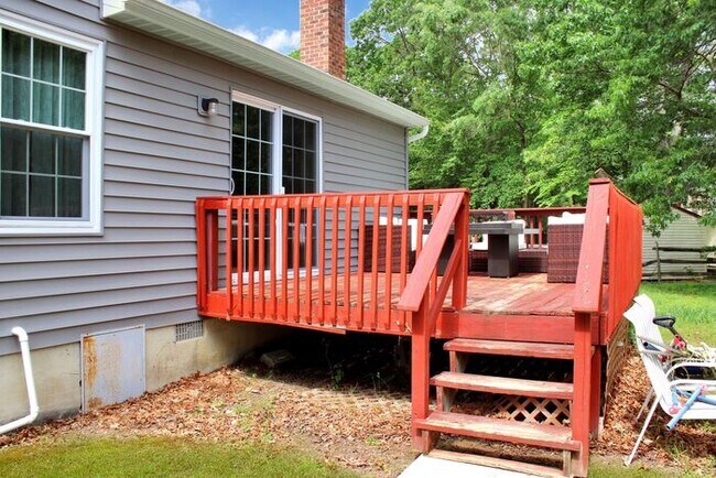 Building Photo - Charming 3-Bedroom, 2.5 Bath SFH with Fron...