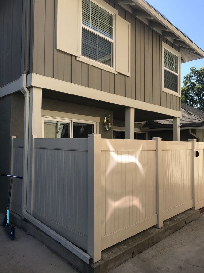 Building Photo - 2 BEDROOM/2BATH TOWN HOUSE STYLE CONDO IN ...