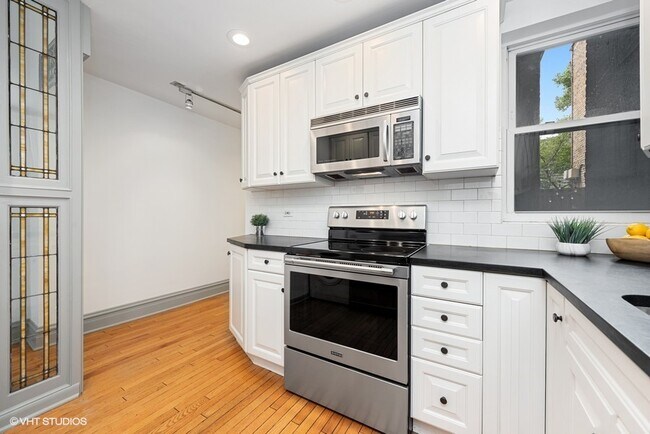 Building Photo - 1400 N La Salle Dr
