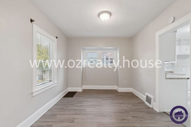 Building Photo - 1735 Roosevelt Cir