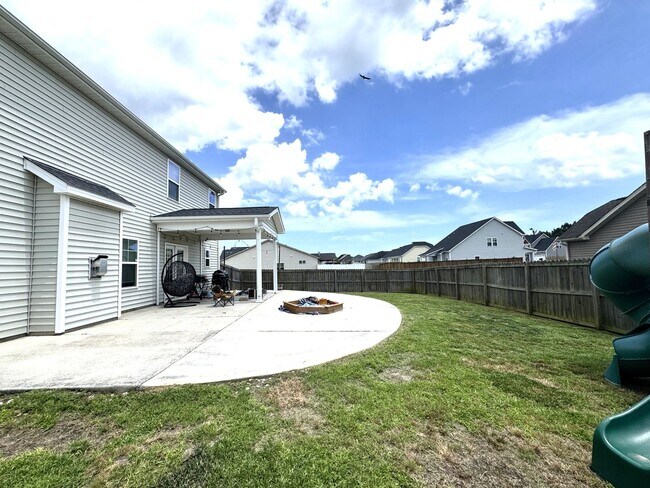 Building Photo - Beautiful Kitchen, Fenced Yard, Community Pool – Welcome Home!
