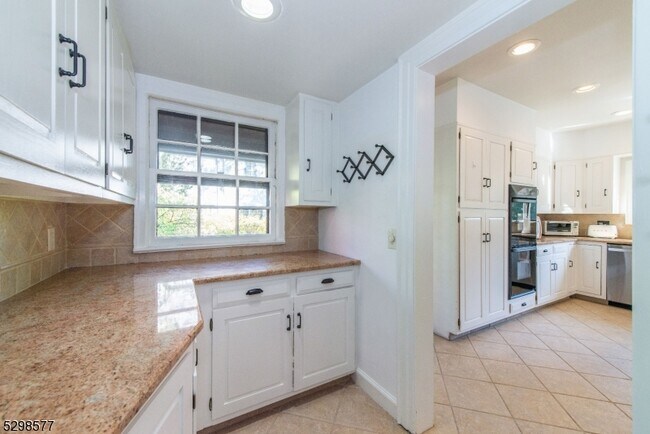 Building Photo - 3 Greenview Way