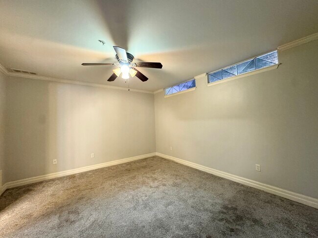 Building Photo - 1715 Summit St