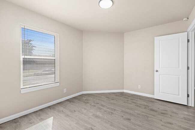 Building Photo - Fully Renovated 3 Bedroom Duplex in the heart of Broken Arrow