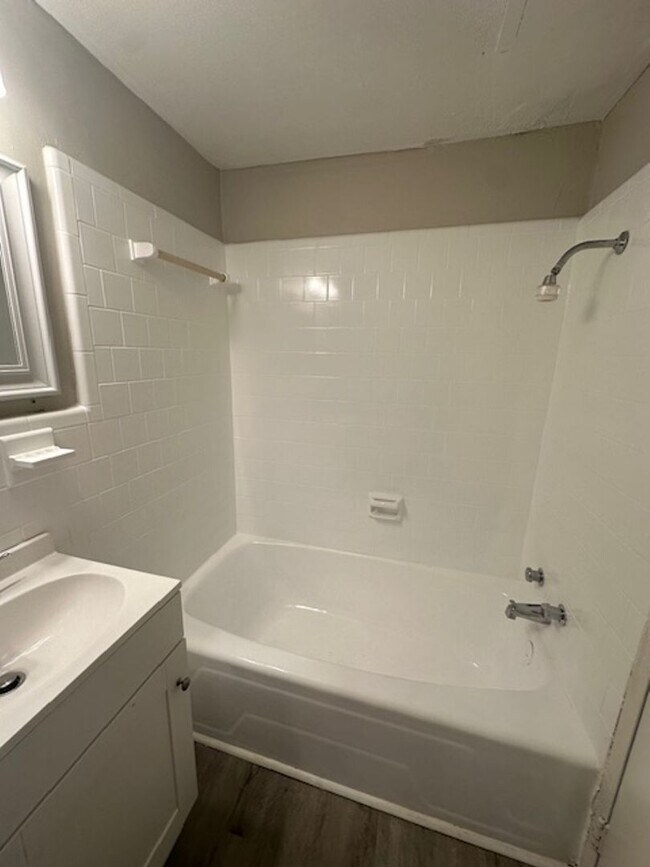 Building Photo - Riverside