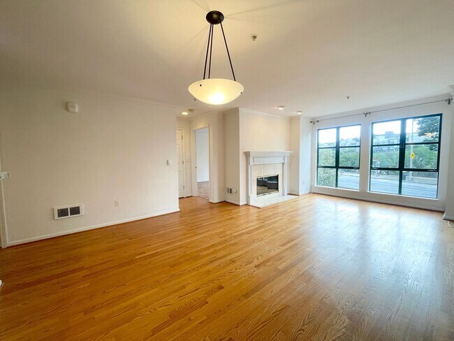 Building Photo - Twin Peaks: Remodeled Condo with Garage Pa...