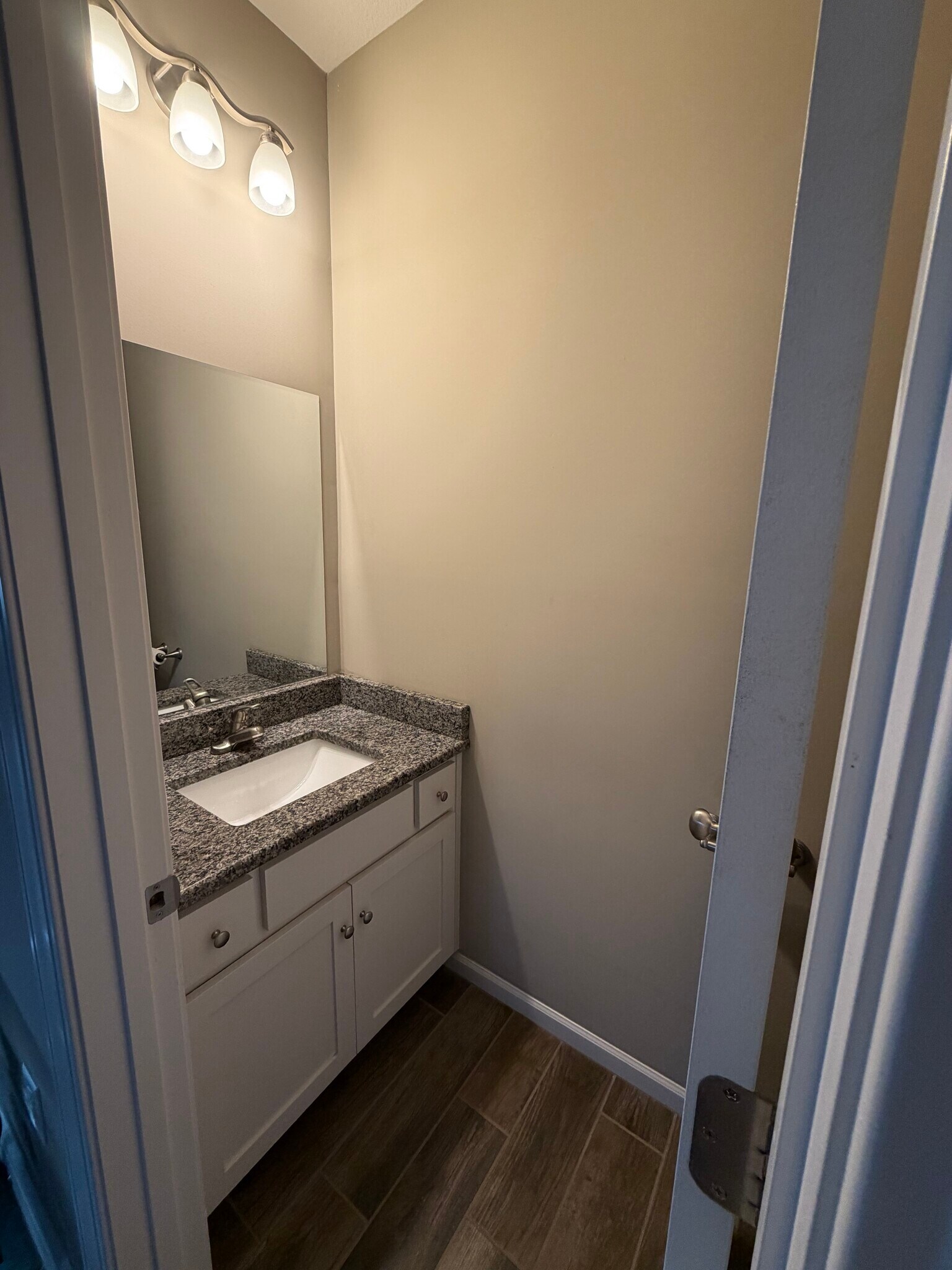 .5 Bath - 630 W Clark St