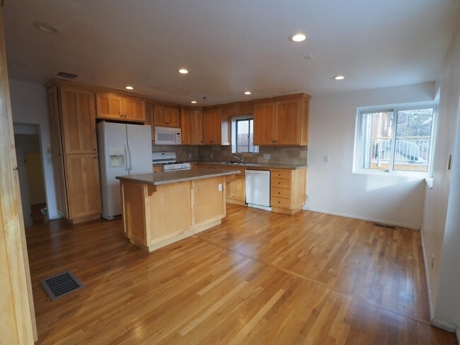 Building Photo - 632 E 13th Ave