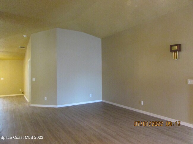 Building Photo - 700 Benton Dr